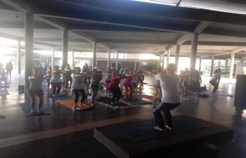 Con motivo del Dia Internacional de la Mujer, el Sr. Alok Bharti (TIC, Profesor de Cultura de la lndia) organizo una sesion especial de Yoga el 8 de marzo de 2024 en la Universidad Central de Venezuela (UCV) en Caracas, a la que asistieron un gran numero de practicantes y entusiastas del Yoga.